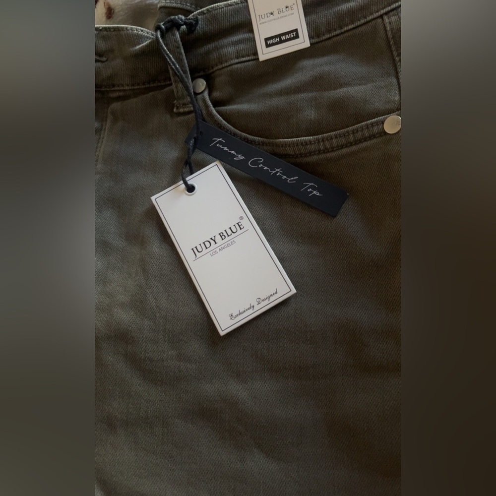 NWT JUDY BLUE 
TUMMY CONTROL CROPPED WIDE LEG JEANS